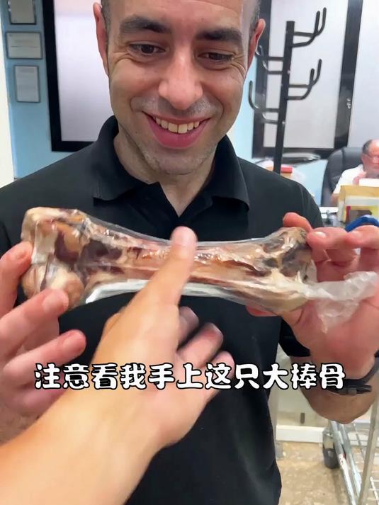 六千元火腿上剔下来的骨头，做了一碗咸骨粥，老外吃完全哭了