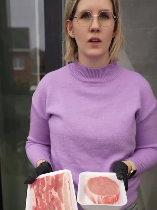 媳妇学会了包饺子,顺便给邻居尝一尝,宣传中国美食文化