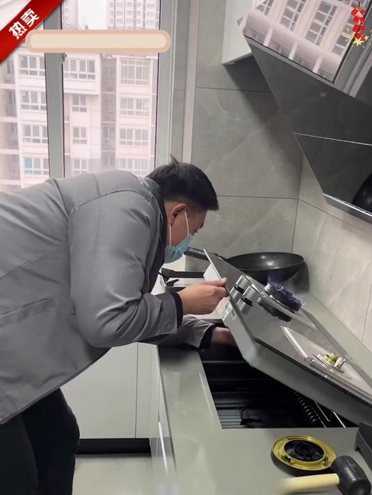 燃气灶打不着火或一个灶头能打着火另一个打不着先别着急请师傅
