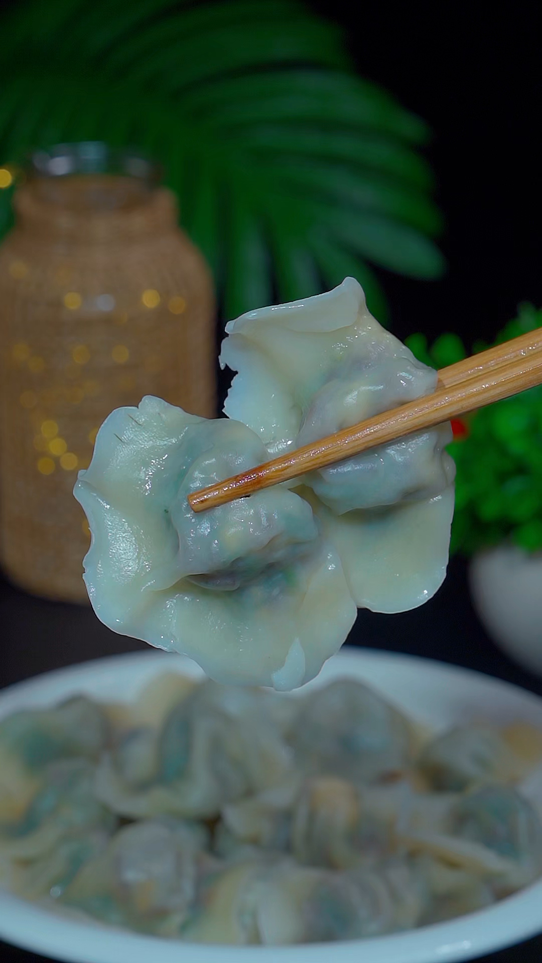 这个茴香馅素饺子你一定不要错过,鲜香美味,翠绿不出水!