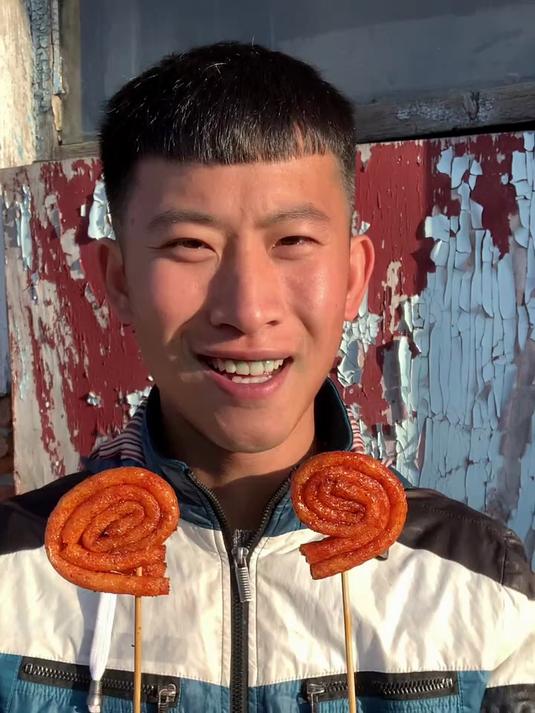 奶奶的大刀肉辣条做好啦 奶奶也太棒啦