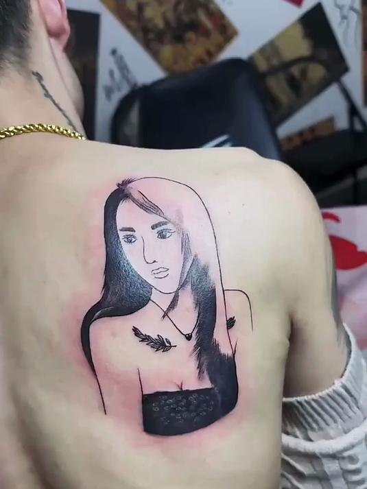这一定是真爱,大哥在后背纹女友头像
