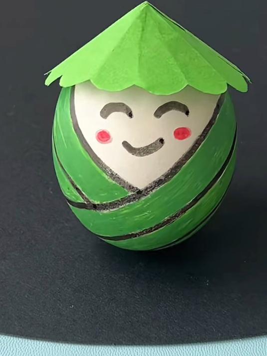 女子用鸡蛋壳制作的不倒翁,摇摇晃晃很可爱