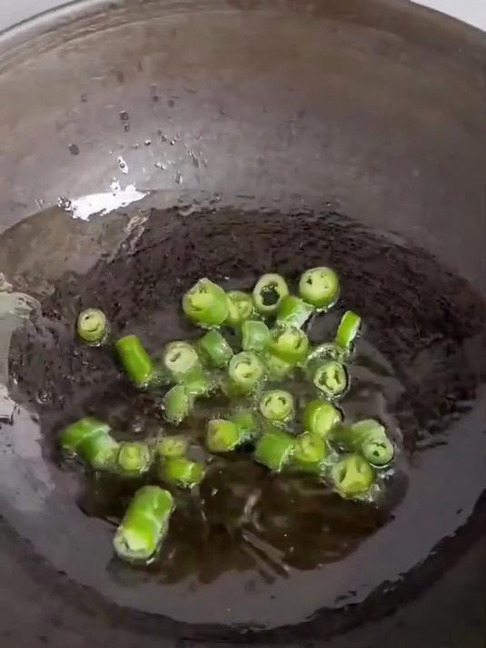 冰箱里的冷冻青椒，直接下锅炒，超方便！