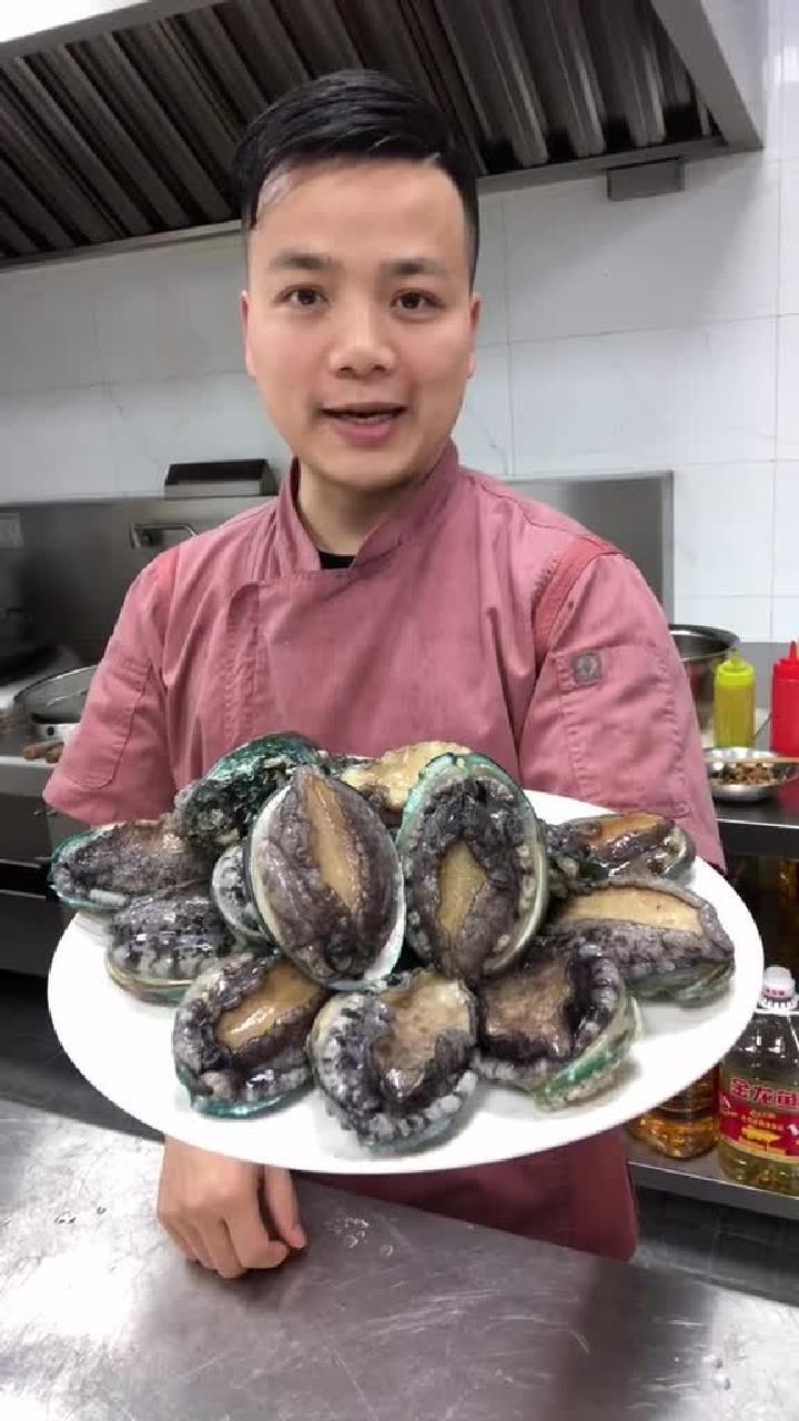 鲍鱼这样做出来,可以调制自己喜欢吃的蘸料,蘸着吃,和拌凉菜