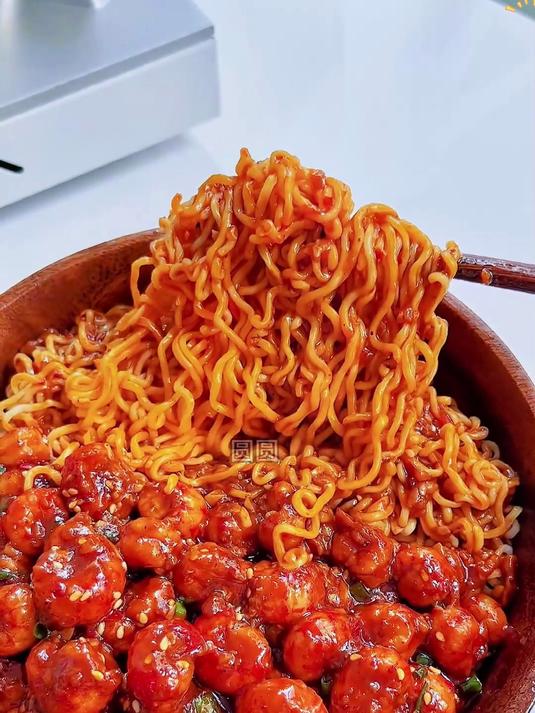 超过瘾麻辣小龙虾拌面夏天的专属快乐