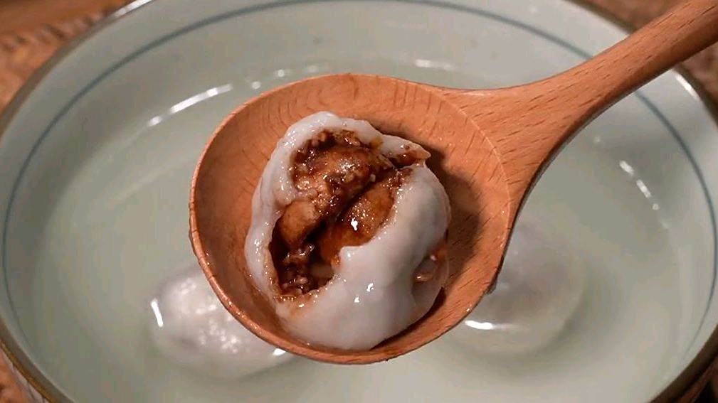 在山东最近比较火的【巧克力元宵】这样做手不沾面,摇一摇10分钟就能做出好吃的巧克力汤圆@百