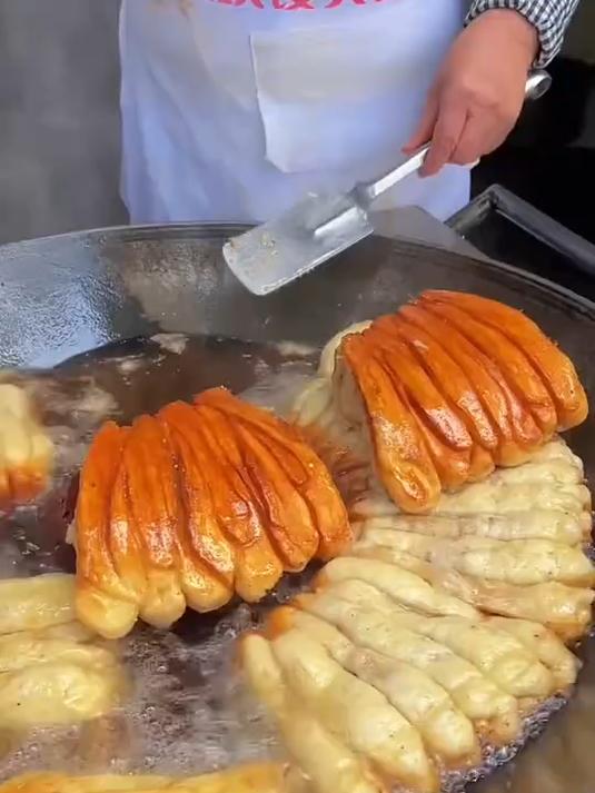 油炸小花卷可香了