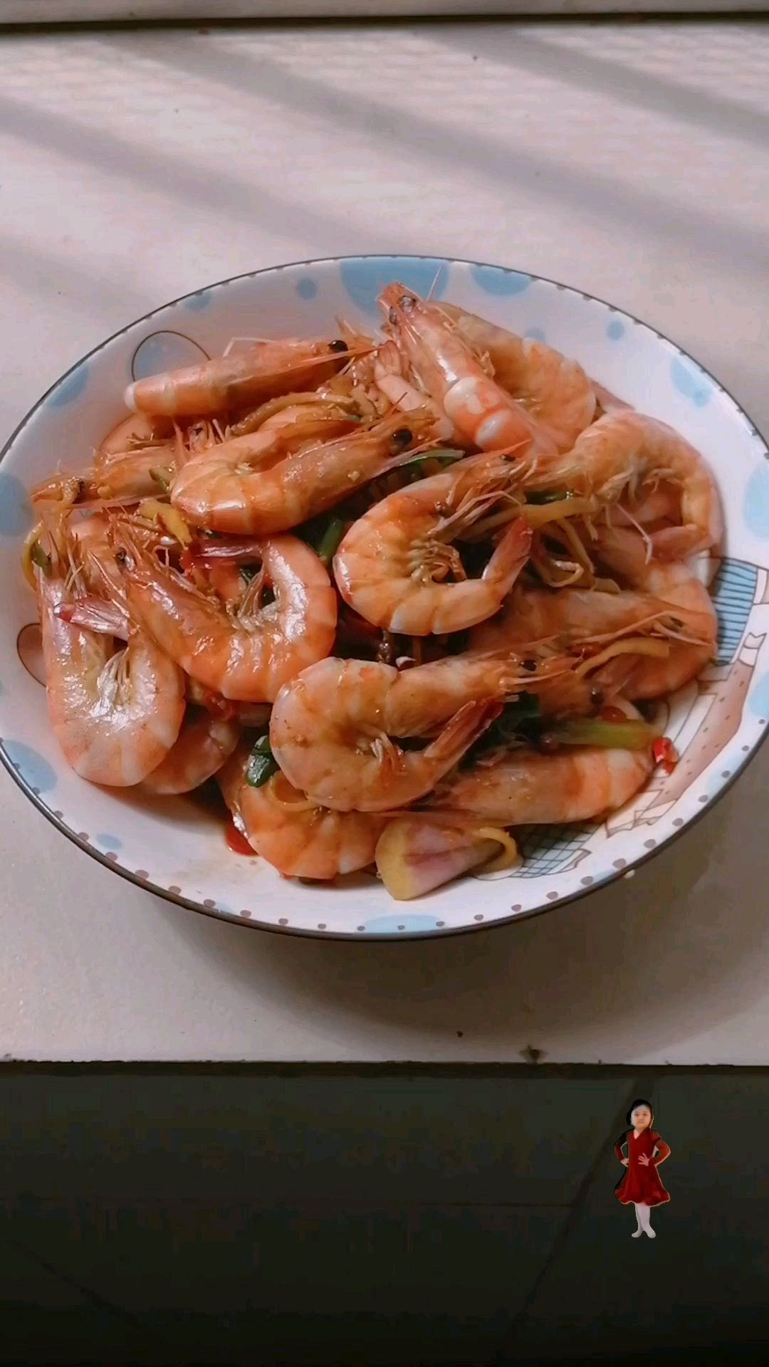 白灼虾不用一滴水,姜葱焗味道非常鲜美