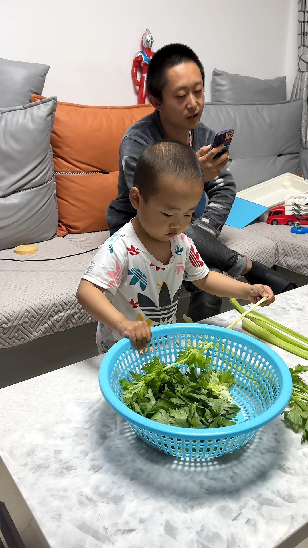 米宝小脑瓜就是聪明,这样择芹菜