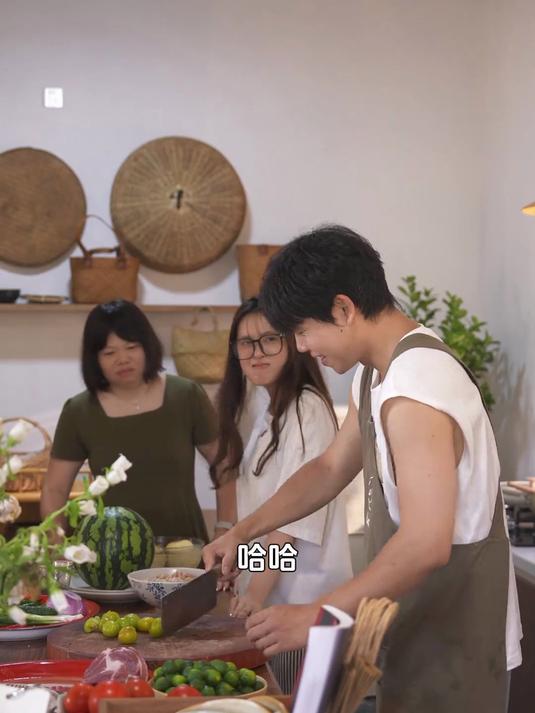 用水果自制“中式宴席”谁说水果不能炒菜~