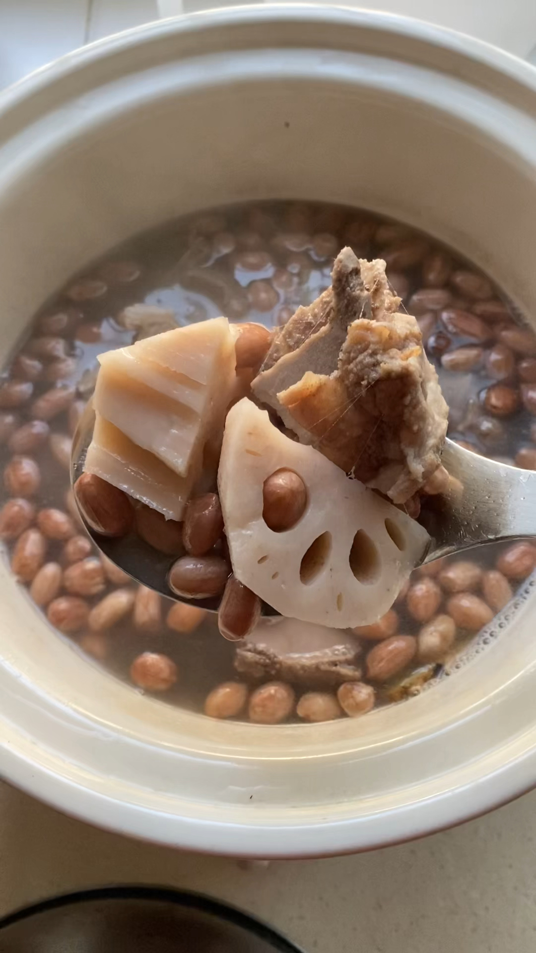 最近全家人都感冒了,孩子比较严重,稍微好点了,今天给他们炖点花生莲藕骨头汤。