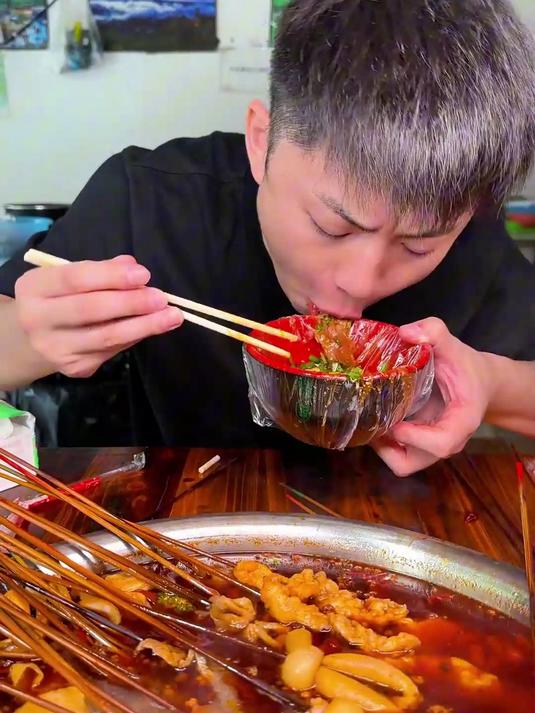 一顿爆辣三重体验!需要拼桌的共享麻辣烫居然一串有这么多肉