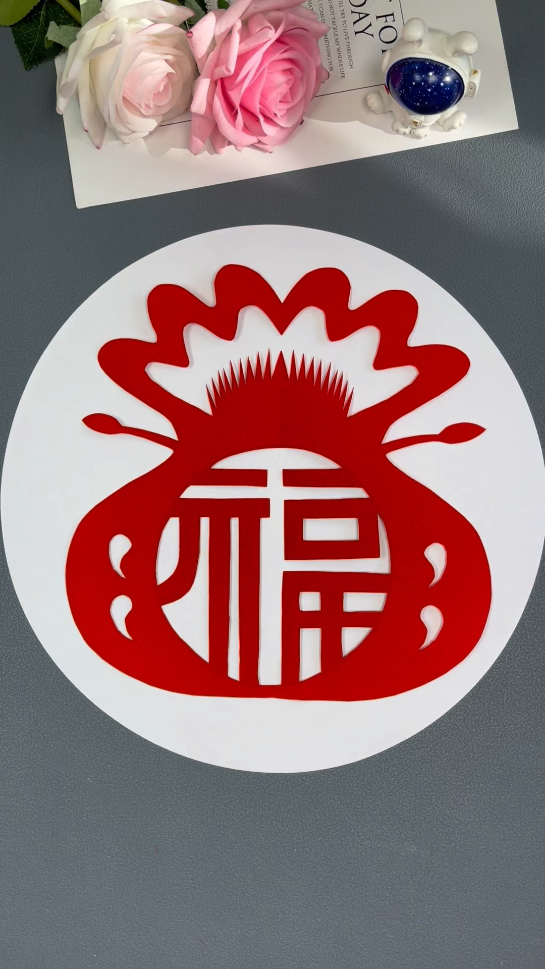 新年到,一起来剪新春福袋,跟着步骤你也能剪出漂亮的窗花#剪纸 #新年手工 #元旦手工