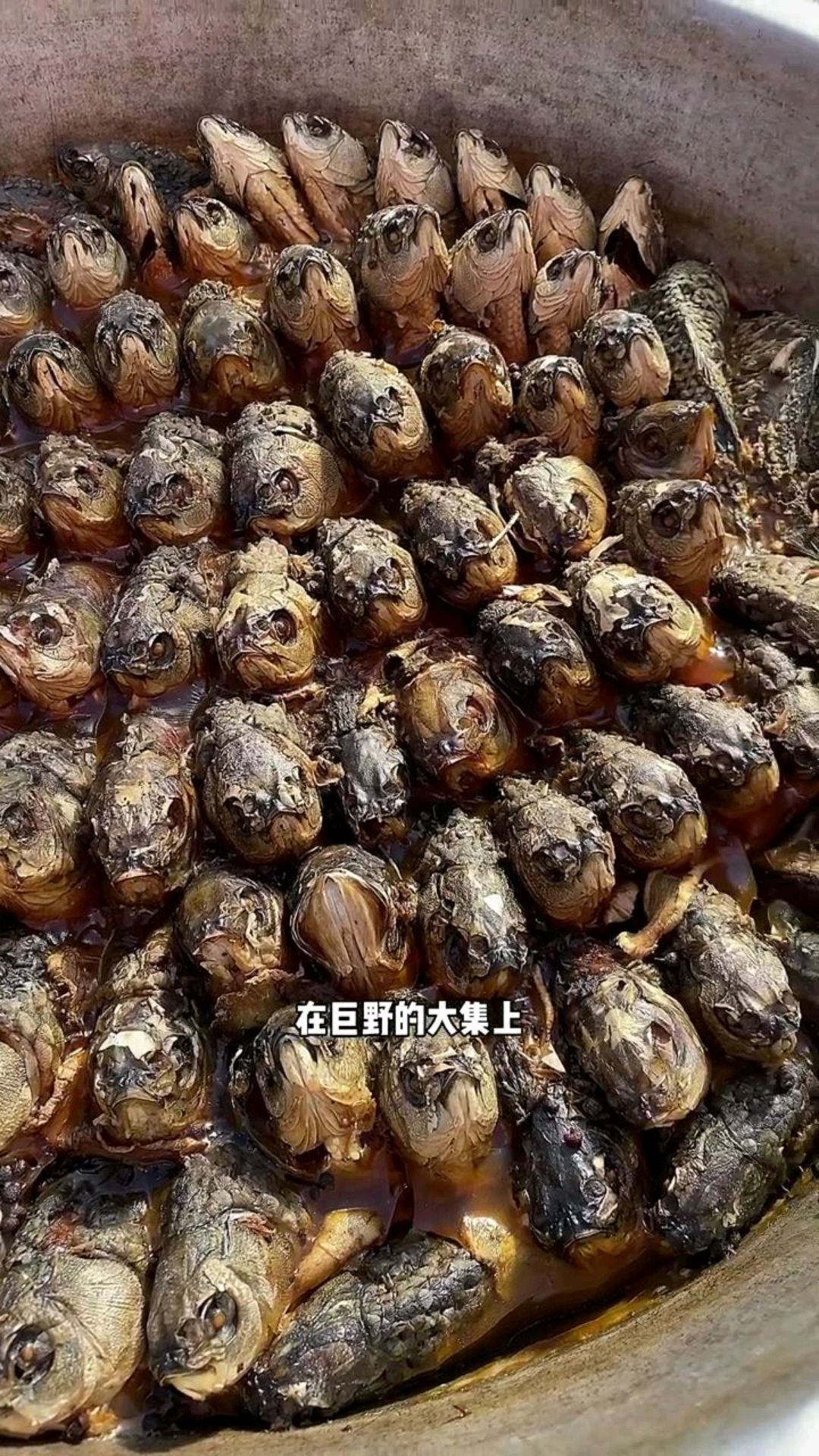 菏泽巨野的大集上,这个卖了几十年糟鱼的老大爷,糟鱼好吃,顺口溜说的更厉害