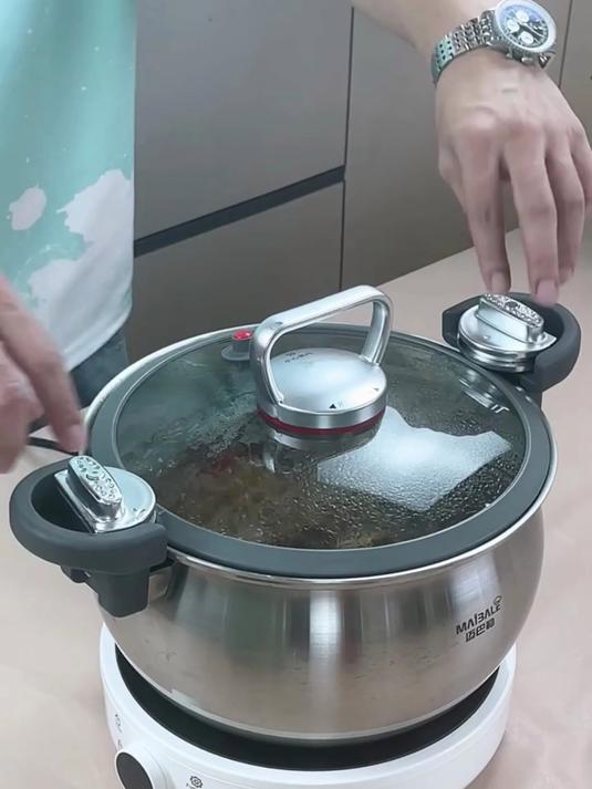 现在家里都用这种微压锅，不锈钢材质，可蒸可煮可炖方便又好用！