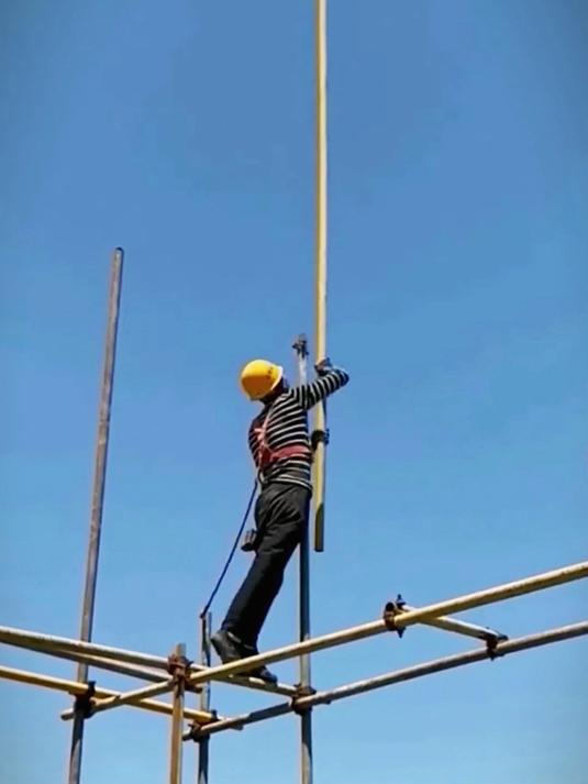 工地上的架子工,6米高的钢管轻松支起来,不仅有力气还要有技术
