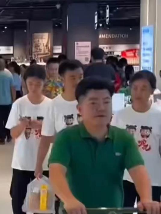胖改下的永辉超市,去年关店381家