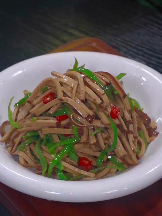 天热不知道吃什么的,可以试一试这道青椒炒鸡蛋干