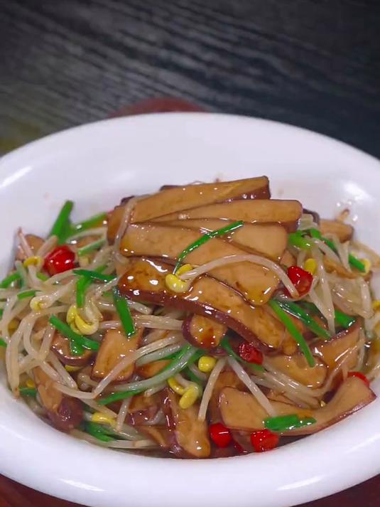 今天这道小炒鸡蛋干,做法简单非常的下饭