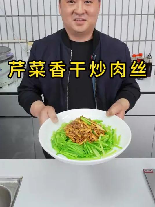 芹菜香干炒肉丝 芹菜香干炒肉丝,简单又下饭,白吃不厌,厨房小白也能轻松拿捏
