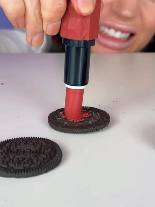 口红夹心的奥利奥肯定可以骗过小保安的