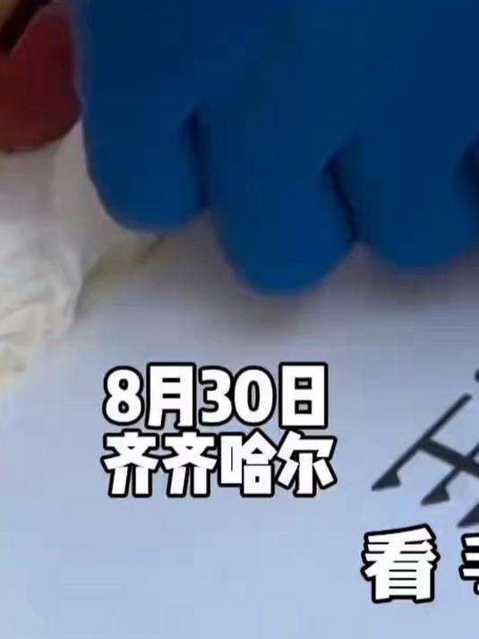 报到当天过生日 高校为17名新生庆生，蛋糕师紧张到手抖