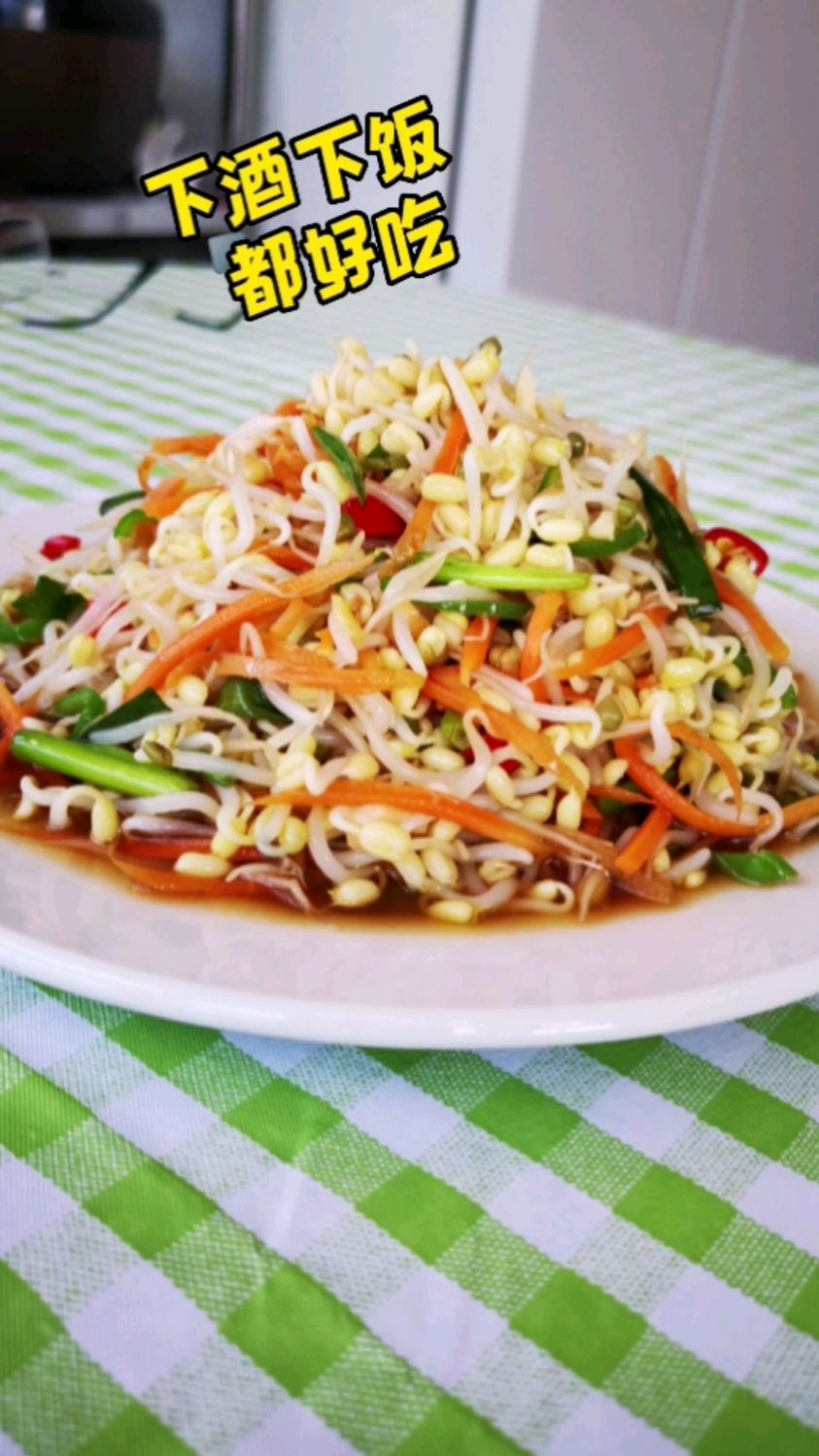 花两块钱买的绿豆芽,这样做比饭店的还好吃,清脆爽口,酸辣开胃