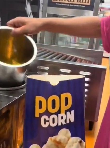 顾客点了份爆米花,要求多一点黄油,店员给你多一碗汤