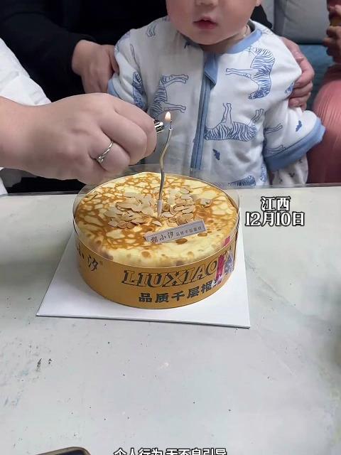 妈妈让儿子吹生日蛋糕上的蜡烛,看得出来以后是个搞笑男
