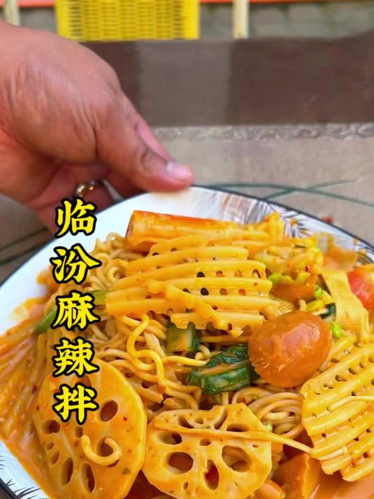 临汾麻辣拌,所有菜都裹满芝麻酱,一口下去,麻辣,酱香味十足