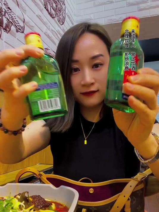 麻辣烫红汤翻浪串签子颤肥牛卷裹麻酱辣香窜鼻烫得直哈气爽