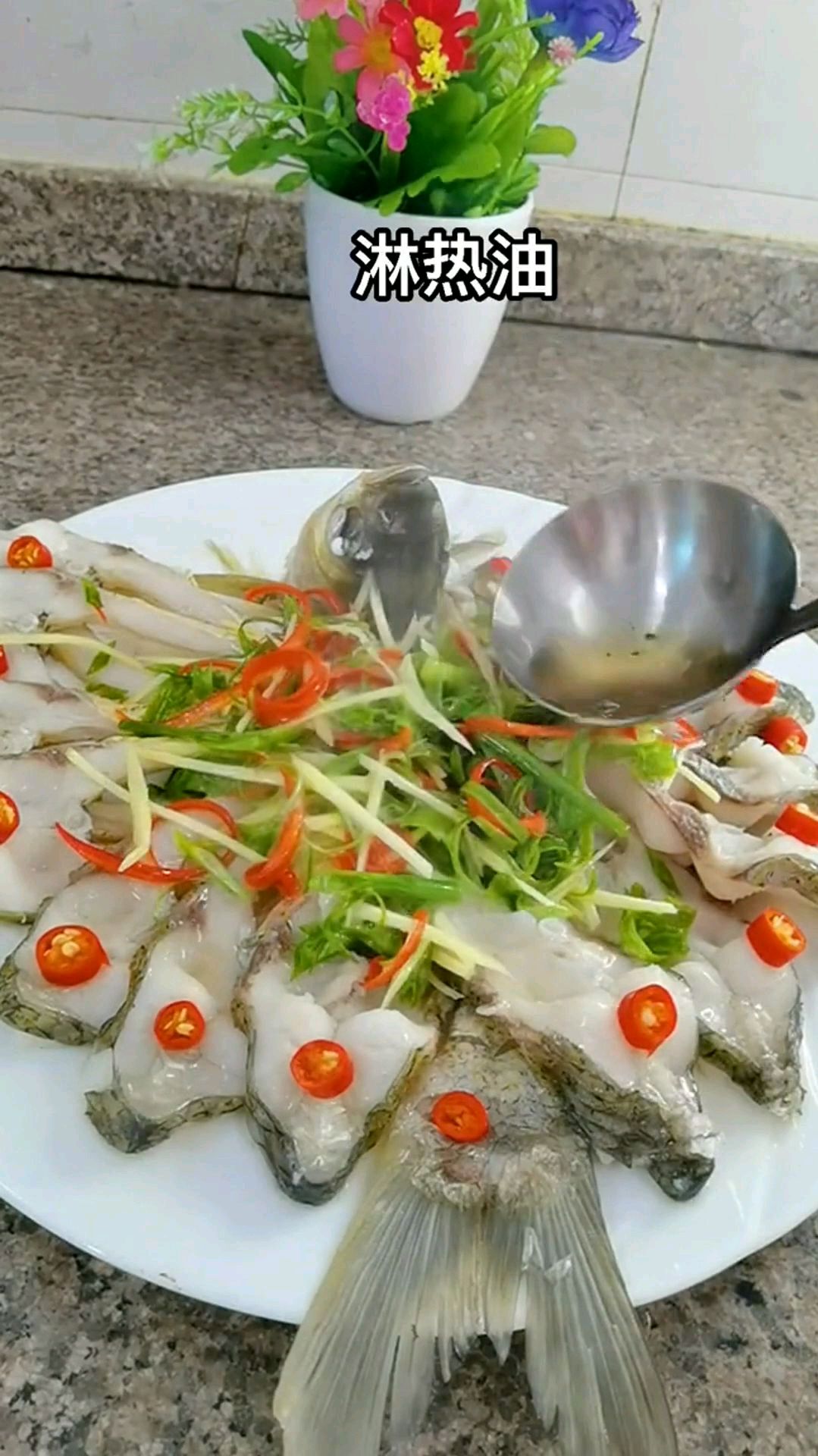 一道简单的家常菜清蒸扁鱼,简单易上手,可以秒变大厨哦!不试试你一定会可惜的!