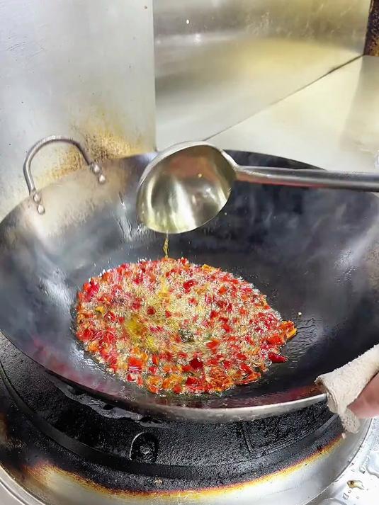 《水煮鱼》今天这道川菜传统做法的水煮鱼片麻 辣 香 鲜 嫩 烫!