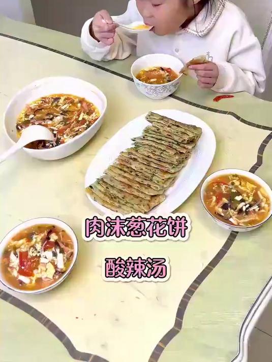 今天做了不用发面的葱花肉饼，一层肉末一层葱花，被我姑娘夸爆了
