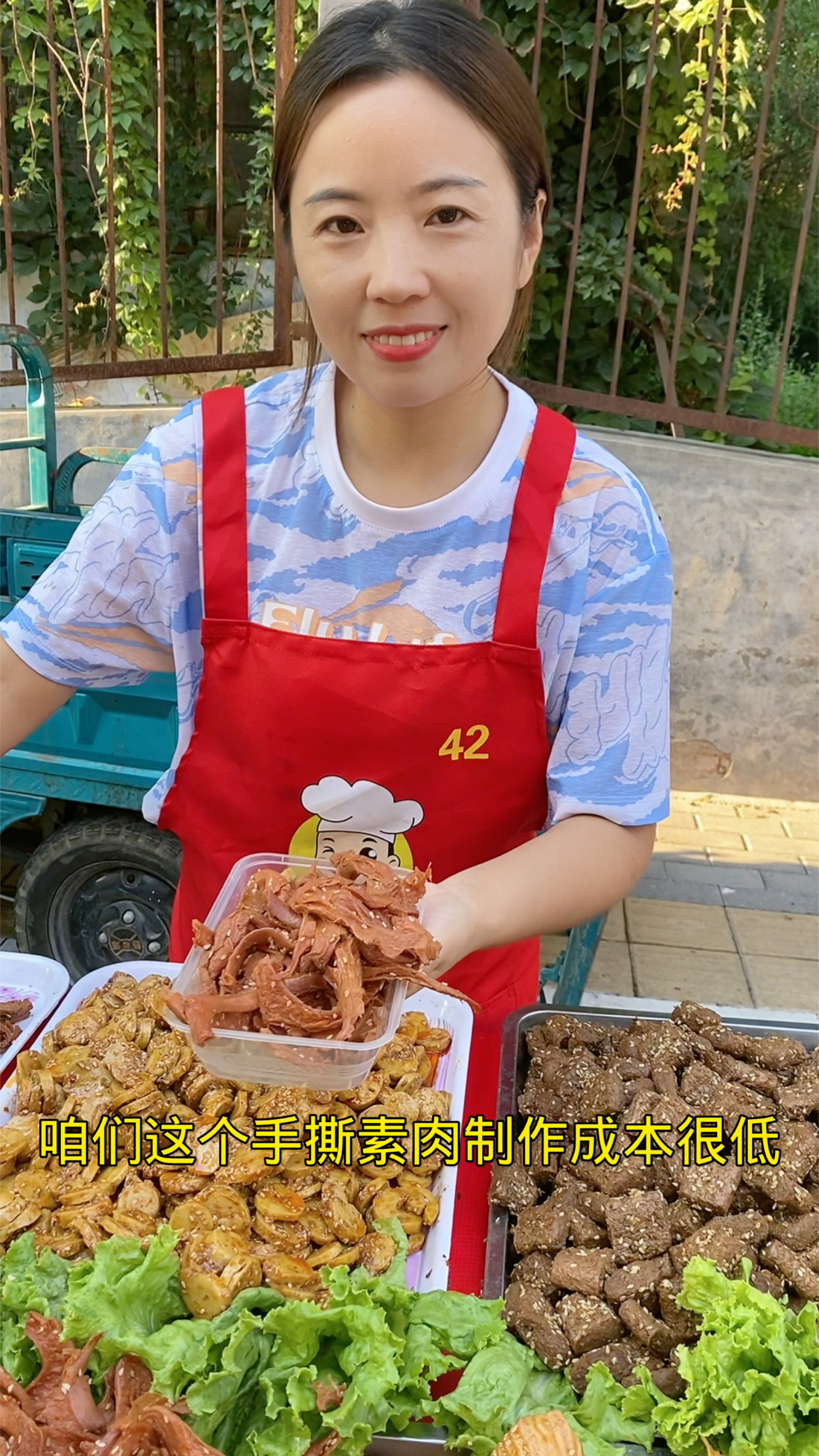 一个人在夜市摆摊手撕素肉,每天忙忙碌碌,虽然很累很辛苦,但是很值得