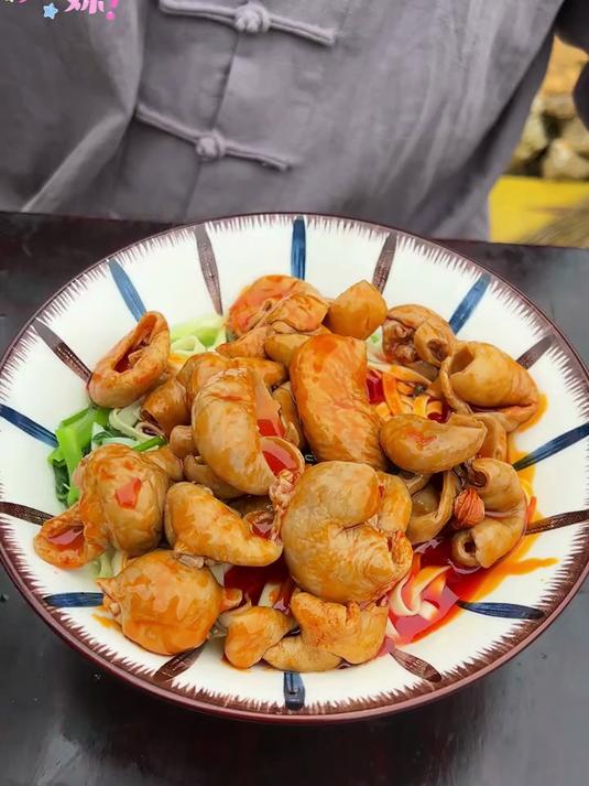 这是属于我们的特色,这个拌饭太香了,肥肠拌饭拌面,太下饭了