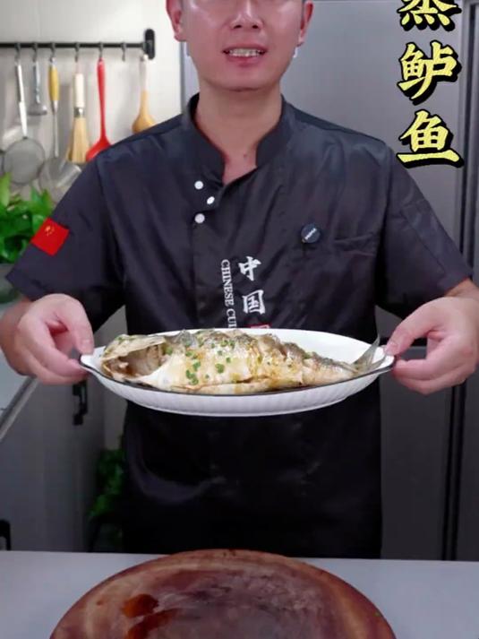 清蒸鲈鱼到底是先泼油，还是先淋汁，很多人都搞错了