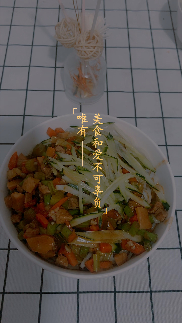 夏季美食推荐一款好吃简单的炸酱面,在家就能做起来