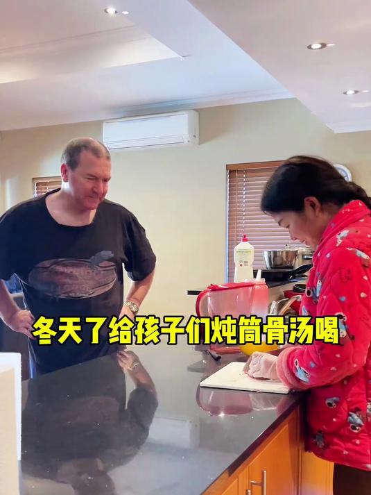 冬天了给孩子们炖筒骨汤喝 天冷每天给老公照旧炒点菜给他带上班