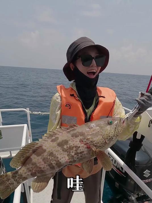 帅小伙带女友远赴泰国海岛,寻找昂贵深海石斑鱼……