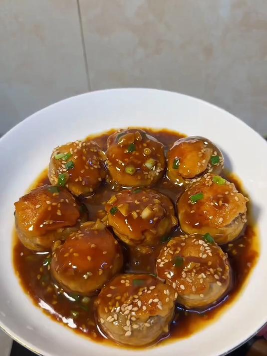 口蘑虾滑家庭饭菜真好吃