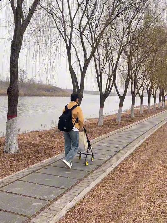 周末带小鱼儿到西安湖放风筝,他玩的很开心