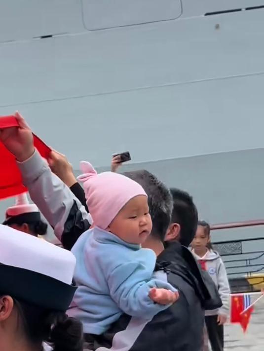海军开放日旗子举不高,于是越来越多的群众加入举军旗的行列
