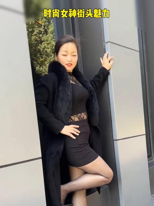 时尚女神街头秀,黑色大衣与高跟鞋的完美搭配,尽显优雅魅力