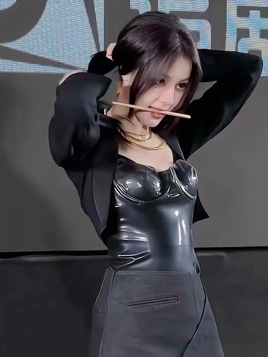 迪丽热巴筷子扎头发好美