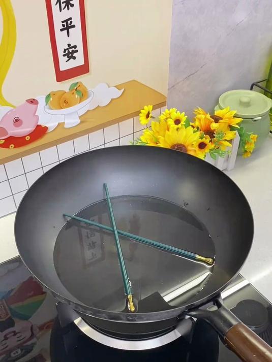 厨房里要备上这个多功能蒸架，可以自由升降，大锅小锅都可以放