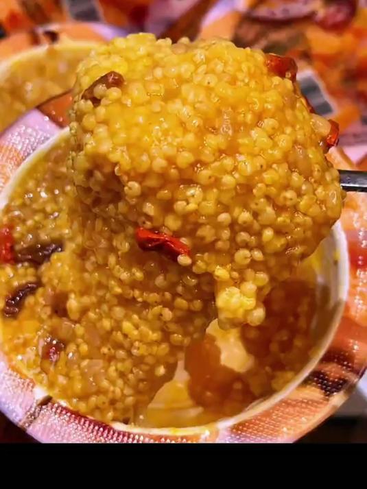 这个山西特产黄米凉糕，软糯清甜满口的黄米香还有桂花的香味