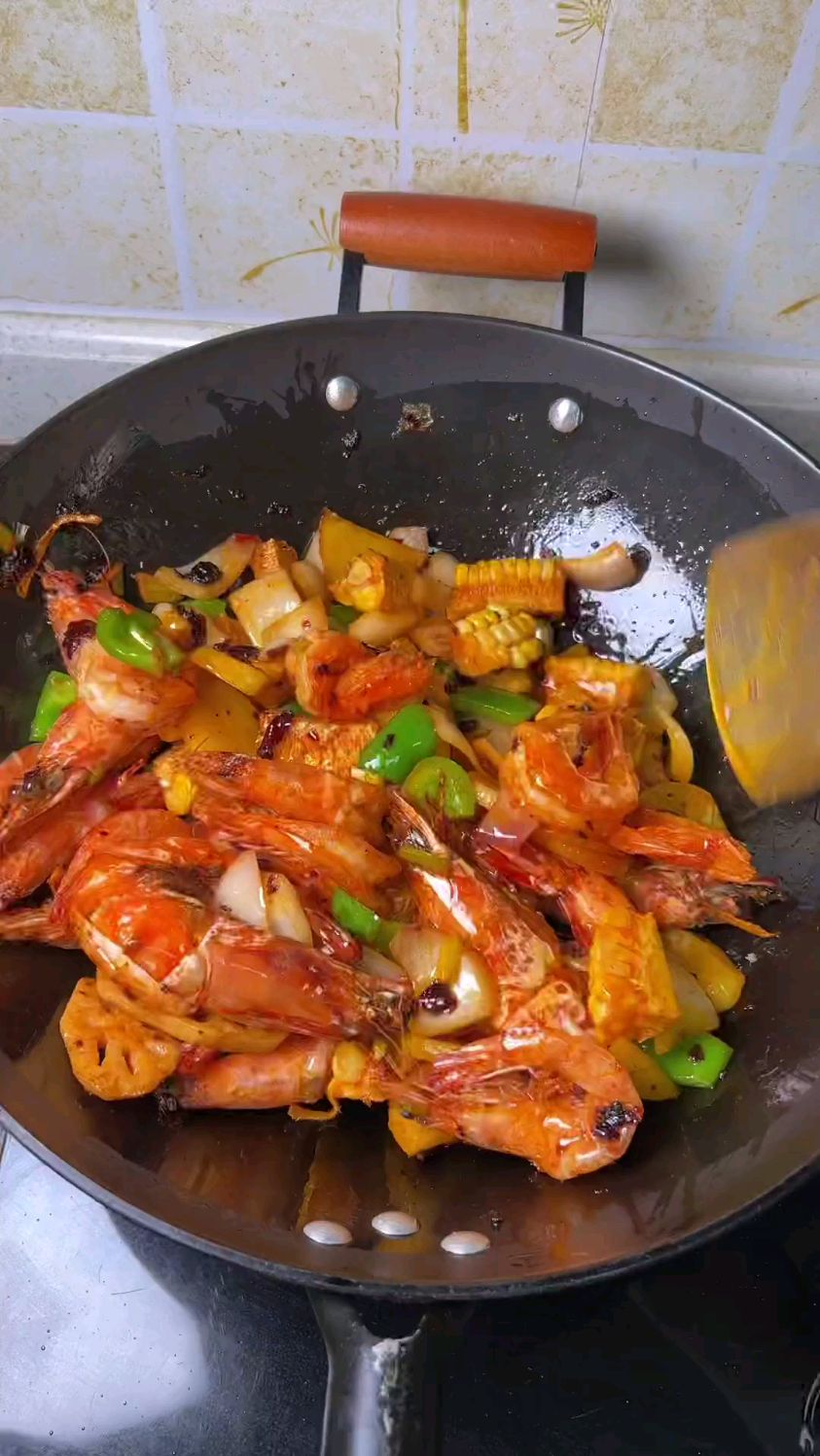 干锅大虾 0难度,又香又下饭的香辣虾,聚会的时候可以做给你的亲朋好友品尝一下。