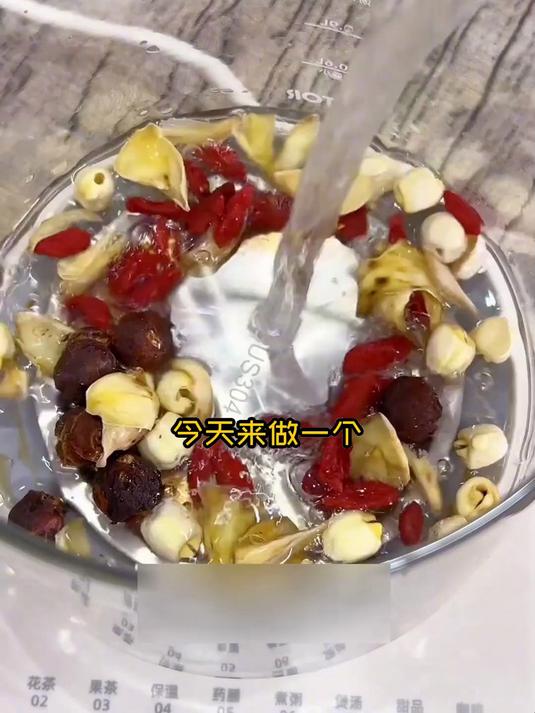 懒人助眠汤!桂圆莲子百合煮一煮,睡前喝超香